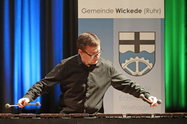 Der Musiker Andrey Doynokov als Solist am Marimbaphon FOTO: ANDREAS DUNKER