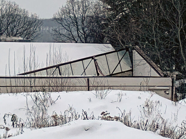 In Echthausen stürzten am heutigen Montagmittag die Dächer von zwei Lagerhallen der Firma GIWE Fensterbau unter dem Druck der Schneemassen ein. (Siehe eigenen Beitrag!) FOTO: AD MEDIEN GMBH