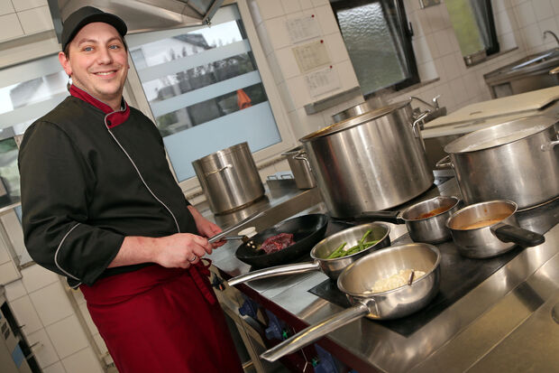 Koch Stephan Schulte am Herd. Gerade noch freute er sich über eine Auszeichnung durch das „Genießermagazin Falstaff“. ARCHIVFOTO: ANDREAS DUNKER