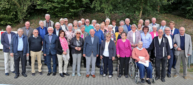 Die ehemaligen Schüler des Entlassjahrgangs 1954 der Wickeder Volksschule trafen sich im TuS-Vereinsheim "Ohl Inn". FOTO: ANDREAS DUNKER