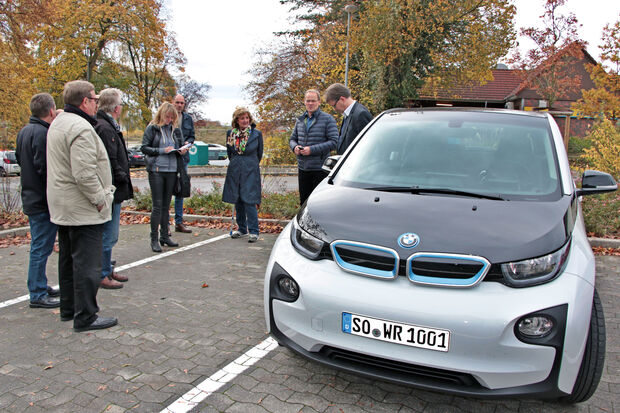 Freigabe der neuen Strom-Ladesäule hinter dem Rathaus. Im Vordergrund: das neue Elektro-Dienstfahrzeug des Wickeder Bürgermeisters FOTO: ANDREAS DUNKER