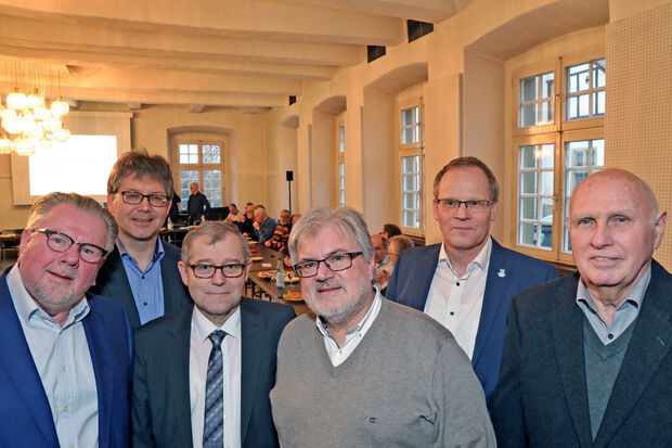Aufsichtsratsvorsitzender Gerhard Greczka (CDU) aus Fröndenberg, Gemeindewerke-Geschäftsführer Michael Lorke aus Wickede, Fröndenberg Stadtwerke-Geschäftsführer Bernd Heitmann und Bürgermeister Friedrich-Wilhelm Robbe (SPD) sowie Wickedes Bürgermeister Dr. Martin Michalzik (CDU) und Aufsichtsratsvorsitzender Hans Regenhardt (CDU) (von links) ARCHIVFOTO: ANDREAS DUNKER