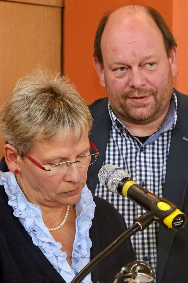 Nach dem Eklat bei der Eröffnung der vorerst letzten Lokalschau der Rassekaninchenzüchter im Bürgerhaus in Wickede: Angestrengte Mimik bei der stellvertretenden Bürgermeisterin Gertrud Martin (CDU), die die Gemeinde Wickede (Ruhr) vertrat, und Andreas Westhoff als Vorsitzendem des örtlichen Rassekaninchenzuchtvereins. FOTO: ANDREAS DUNKER