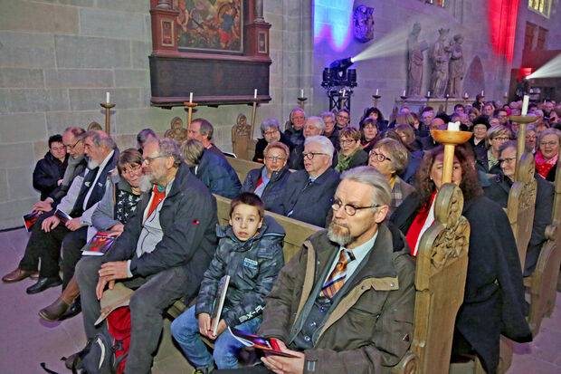 Als stellvertretender Vorsitzender und offizieller Repräsentant des Presbyteriums der evangelischen Kirchengemeinde Wickede (Ruhr) brachte Hartwig Meier (vorne rechts) symbolisch die Osterkerze aus der Christus-Kirche an den Altar der Wiesenkirche in Soest. FOTO: ANDREAS DUNKER