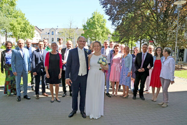 Christian Hahn (29) und Danica Griesenbeck (29) vor der standesamtlichen Trauung vor dem Wickeder Rathaus FOTO: ANDREAS DUNKER