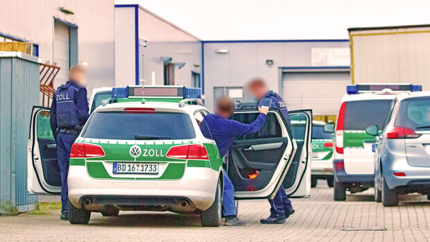 Die Beamten des Zolls nahmen offenbar mindestens einen Mann in ihrem Dienstfahrzeug vom Firmengelände mit. FOTO: ANDREAS DUNKER