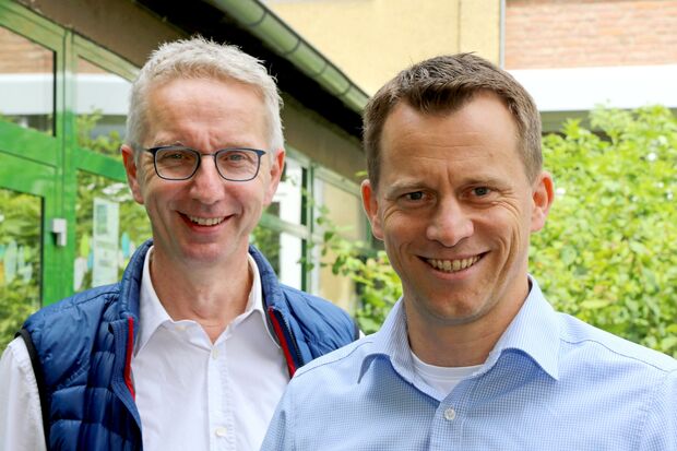 Schulleiter Jan Haurand (40) und sein ständiger Stellvertreter Peter Zarnitz (56) (von rechts) FOTO: ANDREAS DUNKER