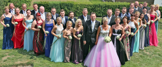 Königin Anna Heide mit Prinzgemahl Sebastian und dem schönen Hofstaat mit 16 Paaren FOTO: ANDREAS DUNKER