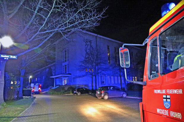 Feuerwehr-Fahrzeuge am Heilig-Geist-Kloster in Wimbern FOTO: ANDREAS DUNKER