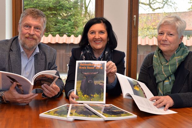 Der Heimatkalender des Kreises Soest ist traditionell rechtzeitig zu Beginn der Allerheiligenkirmes druckfrisch erschienen und wird hier präsentiert von Landrätin Eva Irrgang (Mitte), Redakteur Dr. Peter Kracht und Maria Schulte-Kellinghaus, Dezernentin für Jugend, Schule und Gesundheit des Kreises. FOTO: WILHELM MÜSCHENBORN / KREIS SOEST 