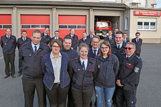 Sorgten für die Gründung der Kinderfeuerwehr in Wickede: die professionellen Erzieherinnen Katja Plusczyk, Doreen Schäfer und Lisa Kirch (vordere Reihe, von links), die aktiven Feuerwehrleute und künftigen Gruppenbetreuer Hendrik Roos, Lars Przyborowski, Manfred Ptacek, Dominik André Lestrade und Georg Ptacek (zweite Reihe, von links) sowie die Ehrenamtlichen aus der Führungsriege der Feuerwehr, die mit Rat und Tat zur Seite standen. Hintere Reihe, von links: Nico Schäfer, Jörg Plusczyk, Sascha Seidel, Michael Schäckel, Marcel Horn, Nils Schober, Reinhold Kirch, Philipp Pantel, Florian Schreiber, Lars Schober und Pascal Nolte. FOTO: ANDREAS DUNKER 