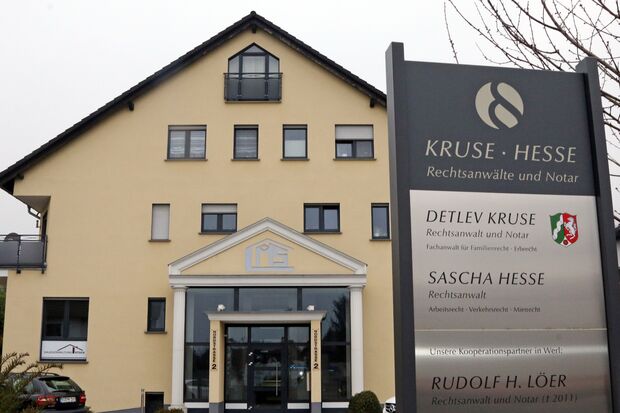 Rechtsanwalt Sascha Hesse verlässt die Räumlichkeiten an der Nordstraße FOTO: ANDREAS DUNKER