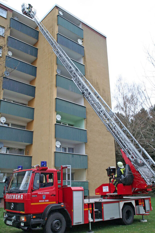 Die Feuerwehrmänner Carsten Heine auf dem Sitz und Thomas Hauschulte im Korb der dreißig Meter langen Drehleiter am vermeintlichen "Hochhaus" im Hövel ARCHIVFOTO: BILDSAMMLUNG THOMAS HAUSCHULTE