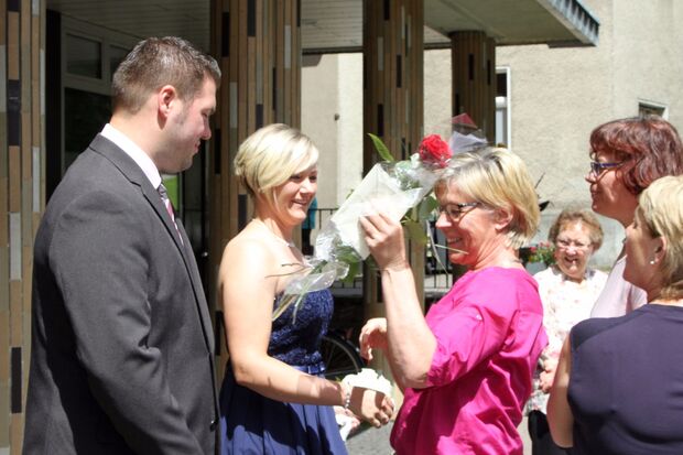 Ruth Hornkamp gratulierte Robin und Katrin Kemper zur Eheschließung FOTO: CARINA WESTERWELLE