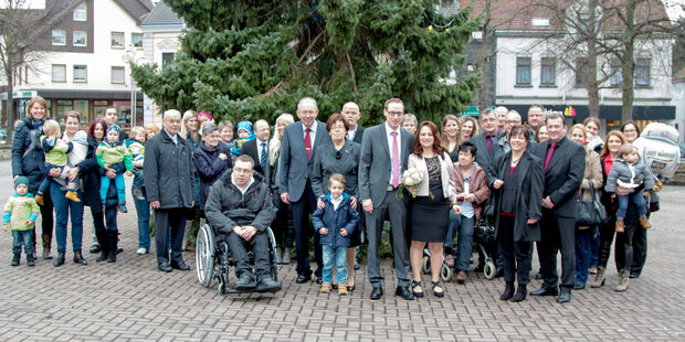 Rafael und Sabrina Neuhaus mit den Hochzeitsgästen auf dem Marktplatz in Wickede FOTO: CARINA WESTERWELLE