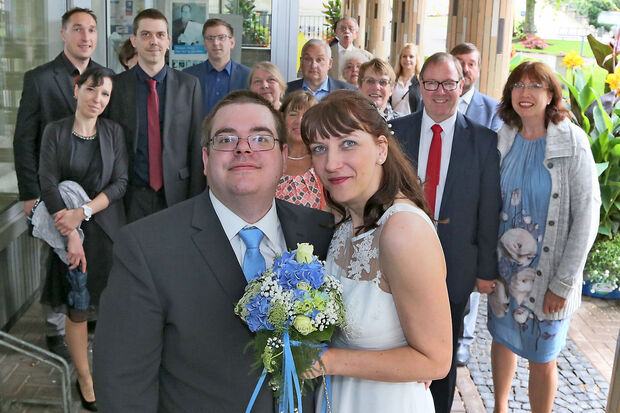 Die Hochzeitsgesellschaft vor dem Rathaus FOTO: ANDREAS DUNKER