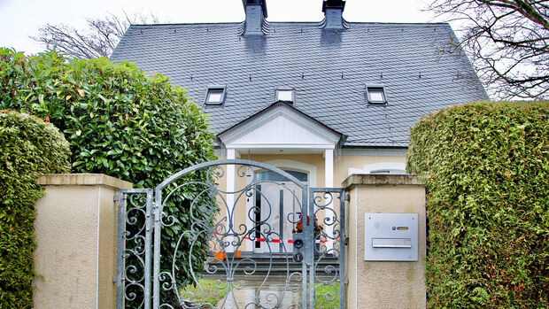 Durch rot-weißes Flatterband hatte die Polizei die Brandstätte vorübergehend abgesperrt. FOTO: ANDREAS DUNKER Durch rot-weißes Flatterband hatte die Polizei die Brandstätte vorübergehend abgesperrt. FOTO: ANDREAS DUNKER