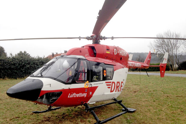 Der rot-weiße Intensivtransporthubschrauber "Christoph Dortmund" der DRF Luftrettung nach einer Landung an der Straße "Am Brauck" in Wickede ARCHIVFOTO: ANDREAS DUNKER