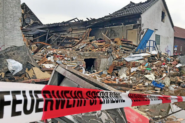Das im Rahmen der Löscharbeiten teiweise abgerissene Lagergebäude an der Ecke Hauptstraße / Gasweg am heutigen Mittwoch (8. August 2018). FOTO: ANDREAS DUNKER