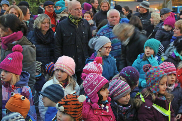 Kinder und Erwachsene in Wiehagen FOTO: ANDREAS DUNKER
