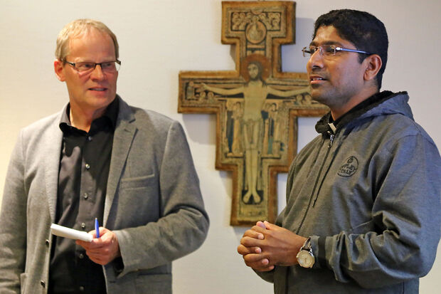 Dr. Martin Michalzik aus Wickede und der indische Priester Wilson Fernandes FOTO: ANDREAS DUNKER