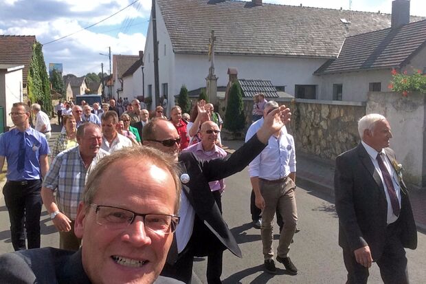 Wickedes Bürgermeister Dr. Martin Michalzik bei dem Erntedank-Umzug in Jemielnica FOTO: GEMEINDE WICKEDE (RUHR)