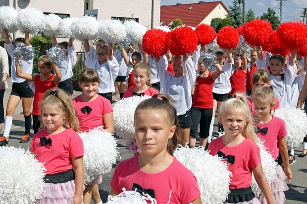Kinder bei dem Erntedank-Umzug in Jemielnica FOTO: GEMEINDE WICKEDE (RUHR)