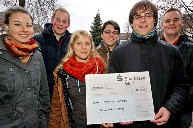 Die Spende der Jusos für die Jürgen-Wahn-Stifung ARCHIVFOTO: ANDREAS DUNKER