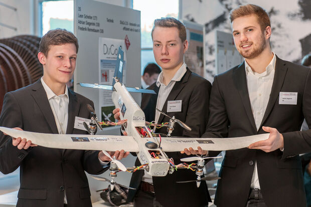 Errangen beim Regionalwettbewerb „Jugend forscht“ am heutigen Montag (1. März 2016) in der Deutschen Arbeitsschutz-Ausstellung (DASA) in Dortmund den 1. Preis in der Sparte „Technik“: das Trio Frederik Rennebaum (18) und Leon Scheiter (17) aus Wickede sowie Adrian Siegerink (19) aus Arnsberg-Müschede. Die Schüler des Städtischen Franz-Stock-Gymnasiums in Neheim-Hüsten präsentieren stolz ihr preisgekröntes Projekt „DisCo 2.0 – Innovativ und effizient von A nach B“. FOTO: DASA DORTMUND / JUGEND FORSCHT