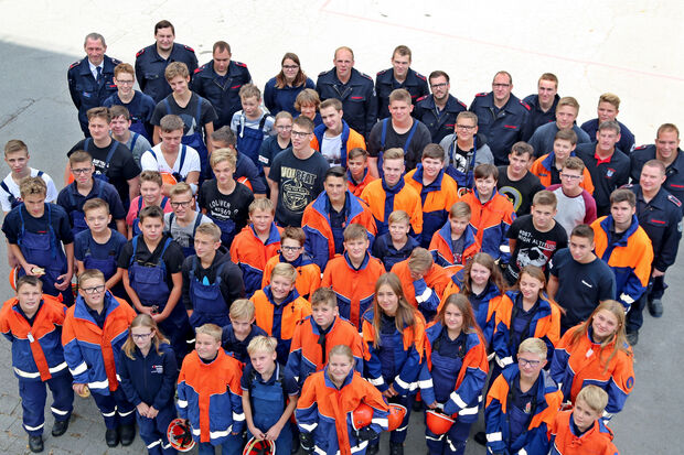 Die Teilnehmer des diesjährigen Jugendflamme-Wettbewerbs und ihre Betreuer aus der Gemeinde Wickede (Ruhr) sowie der stellvertretende Kreisjugendfeuerwehrwart Michael Schroer aus Rüthen (hinten links). FOTO: ANDREAS DUNKER
