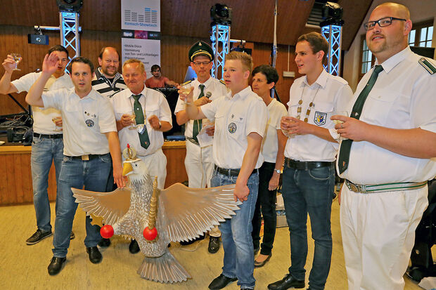 Vogeltaufe in der Gemeindehalle (von rechts): Jungschützenkaiser Tobias Belz und Jungschützenkönig Jonas Siepmann sowie weitere Schützen. FOTO: ANDREAS DUNKER