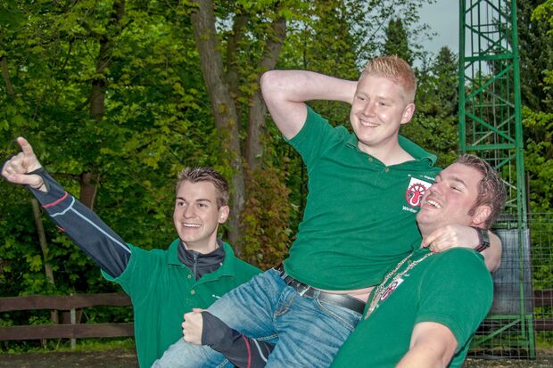 Jungschützenkönig Daniel ("Borsti") Weische mit Julian Stöger (links) und Robin Kemper (rechts) FOTO: CHRISTIAN MEIER