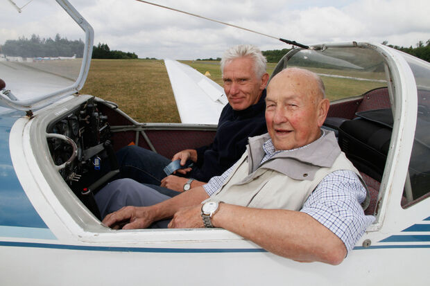 Deutschlands ältester Pilot und Fluglehrer Jupp Bartmann (vorne) – hier zusammen mit Karl-Heinz Timmermann im Motorsegeler des Arnsberger Luftsportclubs (LSC) auf dem Flugplatz Arnsberg-Menden (FAM) ARCHIVFOTO: ANDREAS DUNKER