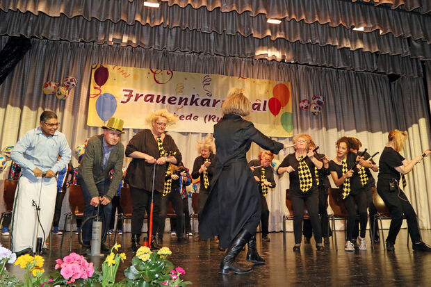 Zur Einstimmung spielte das Luftpumpen-Orchester mit Pater Tomy, Pfarrer Thomas Metten und Linda Kalde (von links) unter Leitung von Dirigentin Andrea Teutenberg FOTO: ANDREAS DUNKER