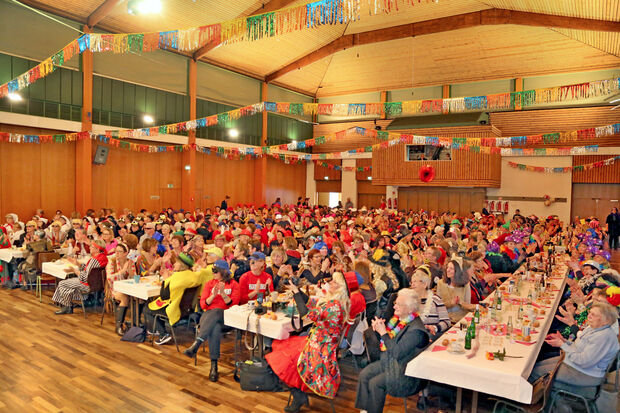 Rund 480 närrische Wickeder Weiber feiern aktuell beim Frauen-Karneval im Bürgerhaus FOTO: ANDREAS DUNKER