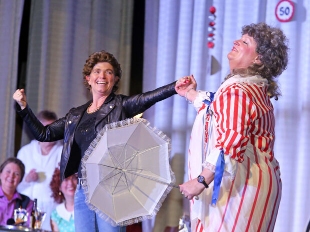 Musikalische Hit-Parade mit Peter Maffay (Andrea Teutenberg) und einem weiblichen Fan (Linda van der Molen) FOTO: ANDREAS DUNKER