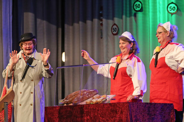 Verkaufsgeschrei in der Bäckrei: Das nächste Mal will "Rita" (Rita Lange, links) lieber ihren Ehemann "Theo" schicken – Daneben die beiden "Bäckerei-Fachverkäuferinnen" Claudia Bettermann und Linda van der Molen (von links) FOTO: ANDREAS DUNKER