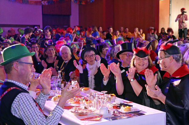 Ehrengäste: KFD-Präses Thomas Metten, Steyler Missionsschwestern aus dem Heilig-Geist-Kloster, der evangelische Pfarrer Dr. Christian Klein mit Inge Gabrecht sowie Martina und Martin Michalzik, der Bürgermeister der Gemeinde Wickede (Ruhr) FOTO: ANDREAS DUNKER