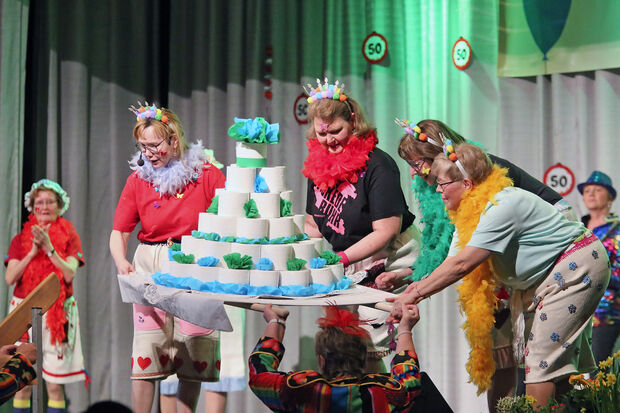 Die Torte aus Toilettenpapierrollen als nachträgliches Geschenk zum Geburtstag der Gemeinde Wickede (Ruhr) FOTO: ANDREAS DUNKER