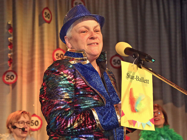 KFD-Vorsitzende Sabine Hornkamp begrüsste die Närrinnen zu Beginn der Frauenkarnevals-Sitzung FOTO: ANDREAS DUNKER