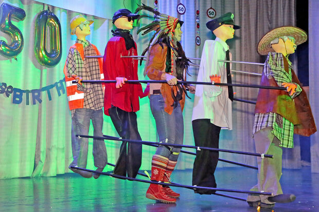 Das Play-Back-Solo von Andrea Teutenberg als "Village People" mit dem bekannten Song "YMCA" FOTO: ANDREAS DUNKER