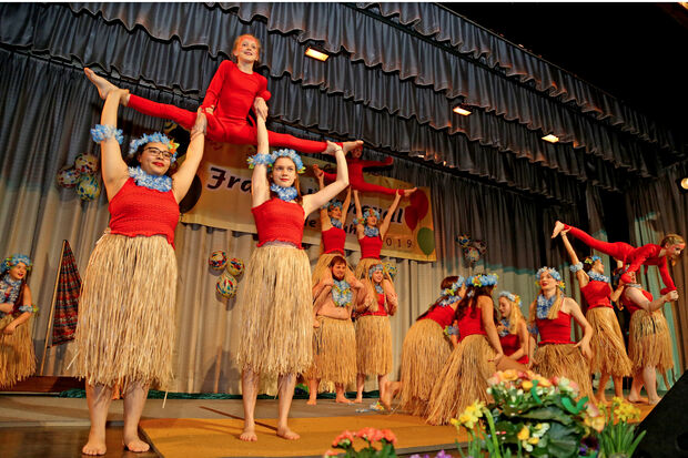 Die Tanz- und Aktrobatik-Gruppe „Dansu“ unter Leitung von Monja Beckmann begeisterte die Zuschauer gleich mit zwei Vorführungen. FOTO: ANDREAS DUNKER