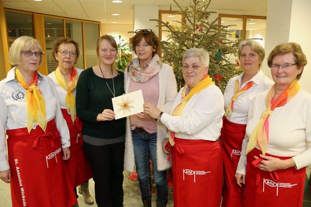 Spendenübergabe der Katholischen Frauengemeinschaft und der Sparkassen-Filiale Wickede an das Frauenhaus Soest. Von links: Magdalene Neuhaus, Hildegard Gerk, Sparkassen-Betriebswirtin Michaela Marquardt, Sozialarbeiterin Doris Brunnberg vom Soester Frauenhaus, KFD-Vorsitzende Sabine Hornkamp,Verena Hahn und Rita Lange.  FOTO: ANDREAS DUNKER