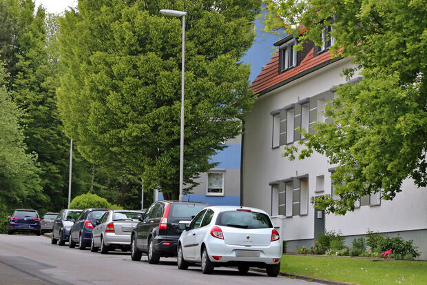 Die Rissenhofstraße in Wickede soll nun zwischen der Kreuzung mit der Engelhardstraße und der Einmündung in die Friedhofstraße zur Einbahnstraße werden. So sieht es eine Empfehlung der Gemeindeverwaltung vor. ARCHIVFOTO: ANDREAS DUNKER