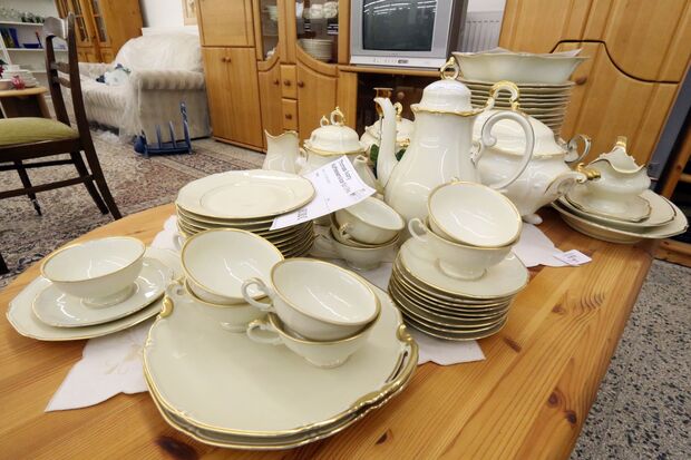 Porzellangeschirr im KaDeWi FOTO: ANDREAS DUNKER