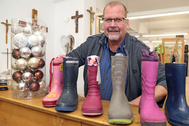 Die ersten Stiefel für die Nikolaus-Geschenkaktion hat KaDeWi-Leiter Franz-Josef Köppikus schon in Empfang genommen. Bis Freitagabend können noch weitere Stiefel von Kindern im Alter zwischen drei und sechs Jahren abgegeben werden. FOTO: ANDREAS DUNKER