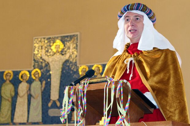 Der evangelische Pfarrer Dr. Christian Klein während seiner Predigt auf der mit bunten Luftschlangen geschmückten Kanzel FOTO: ANDREAS DUNKER