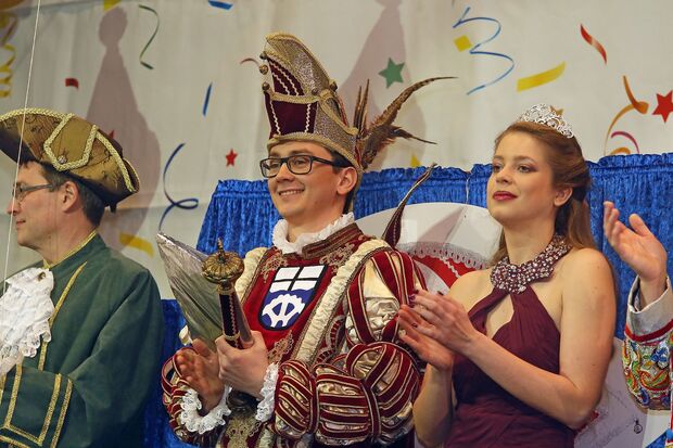 Das Karnevalsprinzenpaar der Session 2017/2018: Johannes ("Joe") Wälter und Ann Katrin Friedrichsmeier auf der Bühne des Bürgerhauses in Wickede ARCHIVFOTO: ANDREAS DUNKER