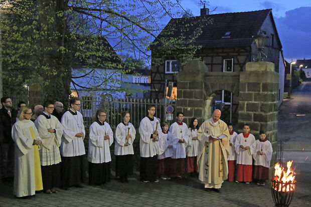 Beginn der Osternachtsfeier am Karsamstag vor der katholischen St.-Antonius-Kirche FOTO: ANDREAS DUNKER