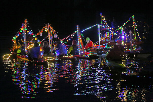 Buntes Lichterwirrwarr beim Start der Boote am Mannesmann-Stauwehr FOTO: ANDREAS DUNKER